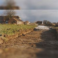 Aanleg van het cunet voor de weg Centraalspoor. In het midden en links de twee boerderijen aan het Smalspoor en het Staatsspoor. Deze boerderijen lagen oospronkelijk aan de Beusichemseweg in 1998. Foto: O.J.Wttewaall. Bron: RAZU, 353.