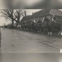 Ondanks het verbod van de bezetter werd de nieuwe pastoor van 't Goy met paarden ingehaald. Op de foto staan een aantal paarden met ruiters opgesteld bij herberg De Laatste Stuyver in 1940-1945. Bron: Regionaal Archief Zuid-Utrecht (RAZU), 353.