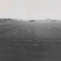 Gezicht vanaf de Lekdijk op de zogenaamde 'Kromakkers' tussen de Lekdijk en de Achterdijk. Links Lunet De Snel in maart 1988. Foto: O.J. Wttewaall. Bron: RAZU, 353.
