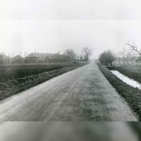 De Beusichemseweg ter hoogte van boerdrij Den Oord kort nadat de weg is verbeterd en verbreed. Links boerderij Den Oord en op de achtergrond de Lekdijk in 1930. Bron: Regionaal Archief Zuid-Utrecht (RAZU), 353.