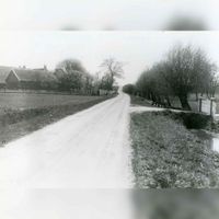 De Beusichemseweg ter hoogte van boerdrij Den Oord kort voordat de weg is verbeterd en verbreed. Links boerderij Den Oord en op de achtergrond de Lekdijk in 1930-1933. Bron: Regionaal Archief Zuid-Utrecht 9RAZU), 353.