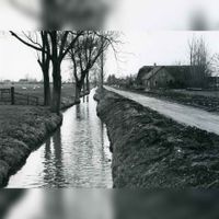 De Tullsewetering met rechts de Achterdijk tijdens de reconstructie van die weg in 1988. Foto: O.J. Wttewaall. Bron: Regionaal Archief Zuid-Utrecht (RAZU), 353.