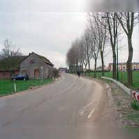 Gezicht op voor- en zijgevel van de vervallen boerderij De Kniphoek (Beusichemseweg 21) te Houten op maandag 20 maart 2000. Hier is nu de Beusichemsetuin nrs. 9, 11 en 13. Bron: Het Utrechts Archief, catalogusnummer: 843484.