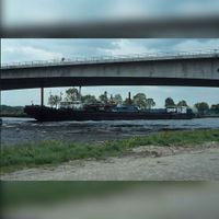 Zicht op de Goyerbrug met een onderdoor varend schip op het Amsterdam-Rijnkanaal in de periode 1980-1990. Bron: Regionaal Archief Zuid-Utrecht (RAZU), 353.