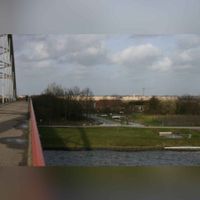 Gezicht vanaf de Schalkwijksebrug over het Amsterdam-Rijnkanaal in noordoostelijke richting, met zicht op de buurt De Mossen. Bron: onbekend.