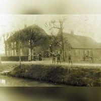 Boerderij Zeldenrust (Houtensewetering 41) met rechts het thans niet meer bestaande zamerhuis en op de voorgrond de Houtensewetering. De boerenfamilie poseert voor de boerderij in 1915. Bron: RAZU, 353.