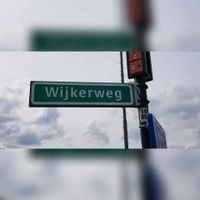 Straatnaambord 'Wijkerweg' in 2021. Foto: Sander van Scherpenzeel.
