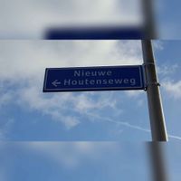 Straatnaambord 'Nieuwe Houtenseweg'. Foto: Sander van Scherpenzeel.