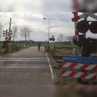 De spoorwegovergang in de Staatslijn H (Utrecht-'s-Hertogenbosch) in westelijke richting gezien op de Mereveldseweg bij de gemeentegrens van Bunnik en Houten in 2009. Foto: Sander van Scherpenzeel.
