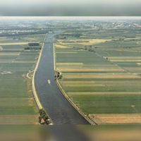 Luchtfoto gezien vanuit het oosten met het Amsterdam-Rijnkanaal komend vanuit het noordwesten met een nog onbebouwde Hoonpolder (rechts) in de periode 1990-2000. Bron: Regionaal Archief Zuid-Utrecht (RAZU), 353.