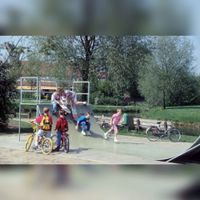Spelende kinderen bij de skatebaan aan de Imkerspad met achter de woningen aan de Kleihoeve in 1990-1995. Bron: Regionaal Archief Zuid-Utrecht (RAZU), 353.