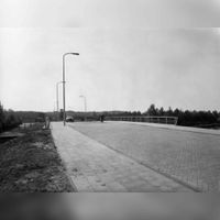 De brug over de Kromme Rijn met de Laan van Maarschalkerweerd in de periode 1955-1965. Bron of maker: onbekend.