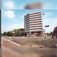 Gezicht op de bouw van het flatgebouw met de woningen aan de Vondellaan hoek Croesestraat te Utrecht gezien vanaf het kruispunt Croeselaan en de Balijelaan tussen augustus 1999 en mei 2001. Bron: Het Utrechts Archief, catalogusnummer:	 24395.