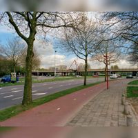 Gezicht op 't Goyplein te Utrecht met op de achtergrond het viaduct van de Waterlinieweg, uit het westen op vrijdag 24 april 1998. Bron: Het Utrechts Archief, catalogusnummer: 18606.