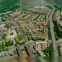Luchtfoto van de Schildersbuurt te Utrecht, uit het zuidwesten. Op de voorgrond de Rubenslaan (links) en de Stadionflat aan de Stadionlaan (rechts). Links de Adriaen van Ostadelaan en rechts de Waterlinieweg op zaterdag 15 juni 1996. Bron: Het Utrechts Archief, catalogusnummer: 85372.