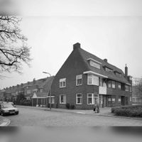 Gezicht op de voorgevels van de huizen Adriaen Beyerkade 37-hoger te Utrecht en de linker zijgevel van het hoekhuis 37; links de huizen aan de Van der Mondestraat in 1991. Bron: Het Utrechts Archief, catalogusnummer: 53505.