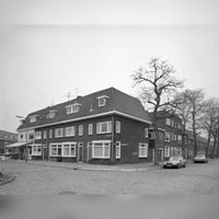 Gezicht op de voorgevels van de huizen Adriaen Beyerkade 36 (in het midden)-lager te Utrecht met rechts de huizen aan de Van der Mondestraat nrs. 165-lager in 1991. Bron: Het Utrechts Archief, catalogusnummer: 53506.