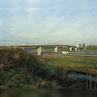 Gezicht op de Koppelbrug voor fietsers en voetgangers, van de wijk Lunetten (op de achtergrond) naar de gemeente Houten over de A12 te Utrecht op maandag 21 december 1992. Bron: Het Utrechts Archief, catalogusnummer: 822336.