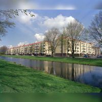 Gezicht op enkele flatgebouwen aan de Scherpenburglaan (rechts) en Schonauwensingel (links) te Utrecht op vrijdag 20 april 1990. Bron: Het Utrechts Archief, catalogusnummer:	 805266.