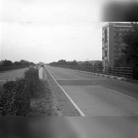 Gezicht op de Rijksweg 22 te Utrecht, uit het noordoosten, ter hoogte van het viaduct over de Stadionlaan in 1966. Bron: Het Utrechts Archief, catalogusnummer: 84148.