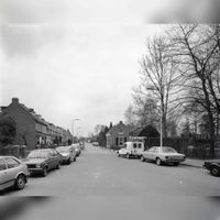 Gezicht in het Oude Houtensepad te Utrecht, vanaf de Gansstraat naar het zuidoosten op maandag 2 april 1984. Bron: Het Utrechts Archief, catalogusnummer: 817309.