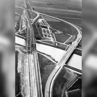 Luchtfoto gezien vanuit het zuiden op het vervangen van de Schalkwijkse Spoorbrug en de Schalkwijksebrug rond 1976-1977. Liggend over de het Amsterdam-Rijnkanaal. Bron: onbekend.