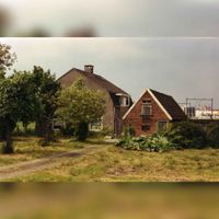 Het huis met schuur aan de Vlierweg nr. 67 wat in 1999-2000 is afgebroken om plaats te maken voor de nieuwe fiets- en voetgangerstunnel tussen De Molen en de Vlierweg. Woning was van de familie Van Lunteren. Beeld uit 1990-1995. Bron: Regionaal Archief Zuid-Utrecht (RAZU), 353.