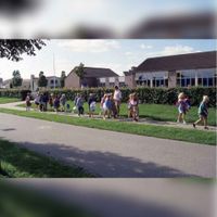 Een klas met kinderen van KBS 't Schoolhuys aan de Tappergilde vermoedelijke onderweg naar gym lopend langs het Rijsbrugsepad in de periode 1990-1995. Bron: Regionaal Archief Zuid-Utrecht (RAZU), 353.