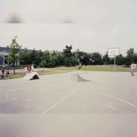 Zicht op het basketbalplein wat rond 1995 al werd ingericht tot skatepark. Links PCBS De Vlaswiek (Guldenslag 131) (1). Bron: Regionaal Archief Zuid-Utrecht (RAZU), 353.