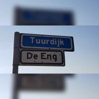 Straatnaambord 'Tuurdijk' en 'De Eng' in 2021. Foto: Sander van Scherpenzeel.