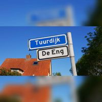 Straatnaamborden 'Tuurdijk' en 'De Eng' in de zomer van 2021 op de hoek van de Tuurdijk met de Beusichemseweg. Foto: Sander van Scherpenzeel.
