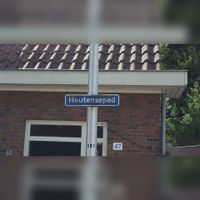 Het straatnaambord Houtensepad in juli 2017. Foto: Sander van Scherpenzeel.