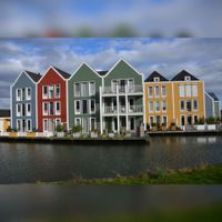 Kleurrijke huisjes aan de Rietplas te Houten. Bron: Panoramio.