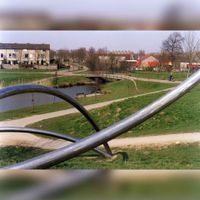 C.y.f. (in de volksmond buizensymfonie) in het Imkerspark. Ontworpen door Lucien den Arend. Het huizenblok op de achtergrond ligt aan de Ruitercamp in maart 1999. Bron: Regionaal Archief Zuid-Utrecht (RAZU), 353.