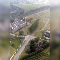 Luchtfoto uit 1988 van De Molen met links de spoorlijn Utrecht-'s-Hertogenbosch. Bron: Regionaal Archief Zuid-Utrecht (RAZU), 353.