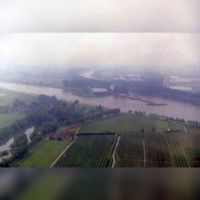 Luchtfoto van de Plofsluis uit noordelijke richting gezien in 1988. Bron: Regionaal Archief Zuid-Utrecht (RAZU), 353.