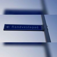 Straatnaambord 'Randvestepad' in 2021 het pad ten noorden van De Staart. Foto: Sander van Scherpenzeel.