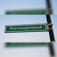 Straatnaambord 'Veerwagenpad' in 2021. Foto: Sander van Scherpenzeel.