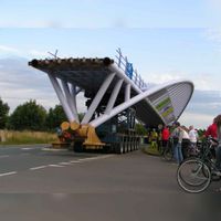 Transport van de Vijfwalbrug vanaf het Amsterdam-Rijnkanaal naar zijn plek op 9 juli 2009. Foto: Frank Magdelyns.