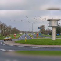 Gezicht op de rotonde met de UFO-landingsbaan met op de achtergrond de op- en afritten aan de oostzijde van de rijksweg A27. Foto: Peter van Wieringen, Natuurenfoto.nl.
