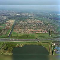 Luchtfoto van de wijk Lunetten te Utrecht, uit het zuiden, met op de voorgrond de A12 en een gedeelte van de Plas Laagraven in 1990. Bron: Het Utrechts Archief, catalogusnummer: 85466.