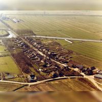 Luchtfoto van het dorp Tull vanuit het oosten. Onderaan de foto de Achterdijk, in het midden de Lange Uitweg en het Inundatiekanaal in 1982. Bron: Regionaal Archief Zuid-Utrecht (RAZU), 353.