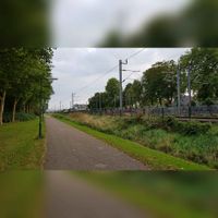 Het Maalderijpad parallel ten oosten van de Staatslijn H (Utrecht-'s-Hertogenbosch) ter hoogte van kantorenterrein De Molen in 2021. Foto: Sander van Scherpenzeel.