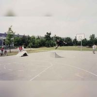 Zicht op het basketveld rond 1995 die in die periode werd omgevormd tot skatepark met links PCBS De Vlaswiek (Guldenslag 131) met daarnaast de huizen aan de Reaalslag. Bron: Regionaal Archief Zuid-Utrecht (RAZU), 353.