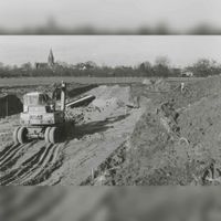 Het begin van de aanleg van het laatste gedeelte van de noordelijke Rondweg in 1986. Hier zie je graafwerkzaamheden voor de aanleg van wat later de tunnel van De Koppeling zou worden. Bron: Regionaal Archief Zuid-Utrecht (RAZU), 353.