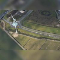 Luchtfoto gezien vanaf het zuidoosten met de Veerwagenweg en de Heemsteedseweg met links De Zuidwester windmolen. Rechtsboven het kasteelterrein Het Rondeel. Linksboven de rijksweg A27 met de Houtensebrug. Foto: Slagboom en Peeters Luchtfotografie B.V..