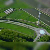 Luchtfoto gezien vanuit het noorden op De Staart en de rotonde met de ufo-landingsbaan met parallel ernaast gelegen de Heemsteedseweg en de Veerwagenweg naast het Amsterdam-Rijnkanaal. Foto: Slagboom en Peeters Luchtfotografie B.V..