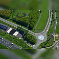 Luchtfoto gezien vanuit het zuidwesten op de rotonde van De Staart met de UFO-landingsbaan met linksonder de rijksweg A27 met de oostelijke op- en afrit. Rechtsonder de Heemesteedseweg en Veerwagenweg. Foto: Slagboom en Peeters Luchtfotografie B.V..