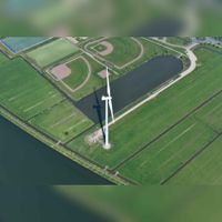 Luchtfoto gezien vanuit het zuidoosten op de windmolen de Windacus aan het Sportcomplex De Meerpaal aan de Groene Hoon. Foto: Slagboom en Peeters Luchtfotografie B.V..