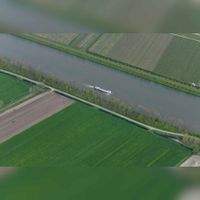 Luchtfoto vanuit het zuiden gezien van het Amsterdam-Rijnkanaal ter hoogte van de Goyerbrug met parallel naast het kanaal de Kanaaldijk Oost in 2019. Foto: Slagboom en Peeters Luchtfotografie B.V..